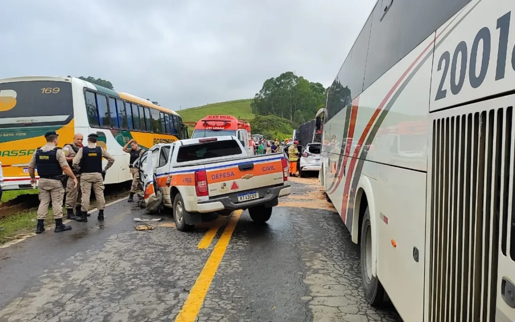 Acidente envolvendo quatro veículos deixa feridos na BR-267