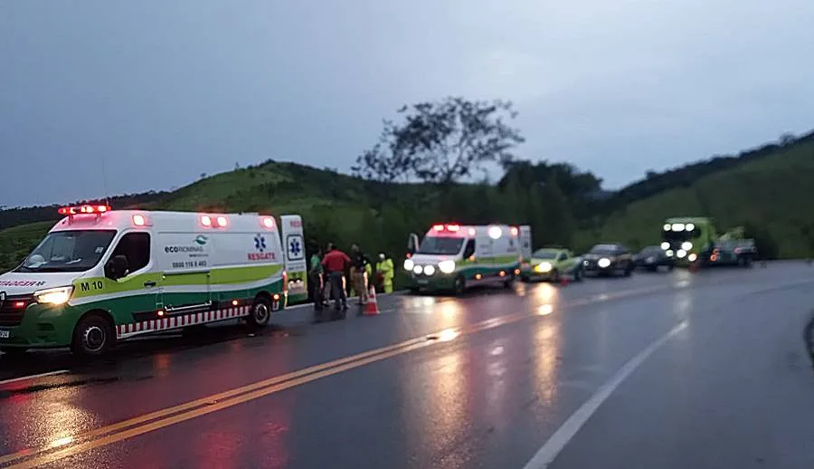 Carro cai em ribanceira na BR-116, próximo à Serra da Vileta