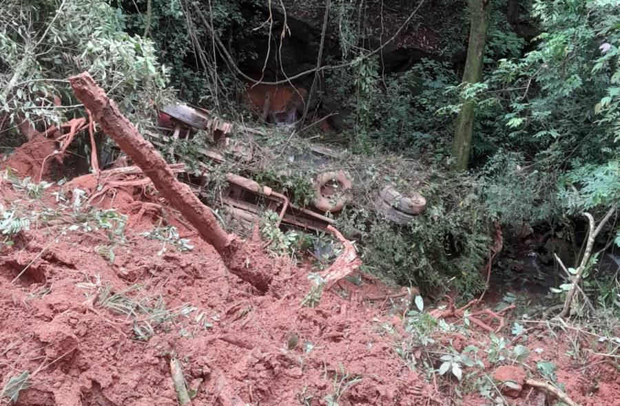 Caminhão cai em ribanceira na estrada para o distrito de Providência