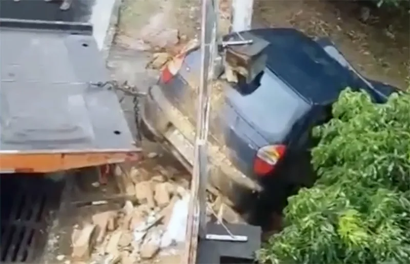 Carro solta de guincho e quase atinge casa em Laranjal