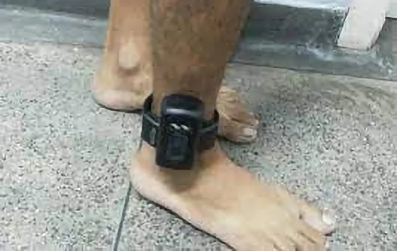 Homem é preso em bloco de carnaval com tornozeleira eletrônica
