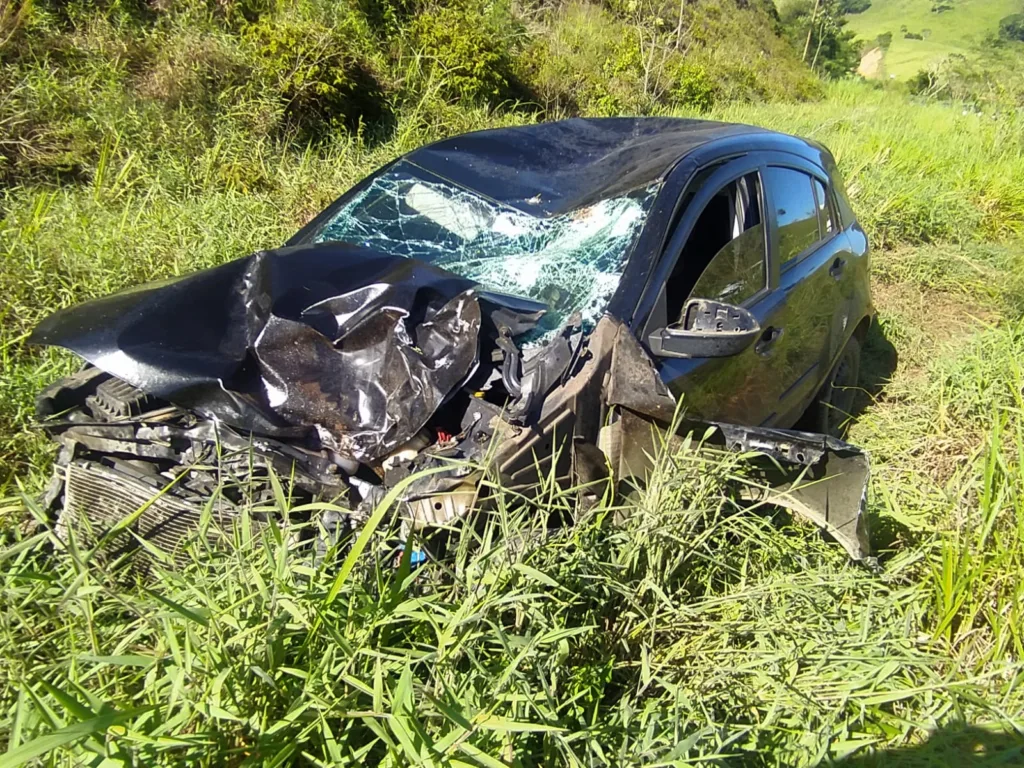 Carro invade contramão, bate em moto e uma pessoa morre