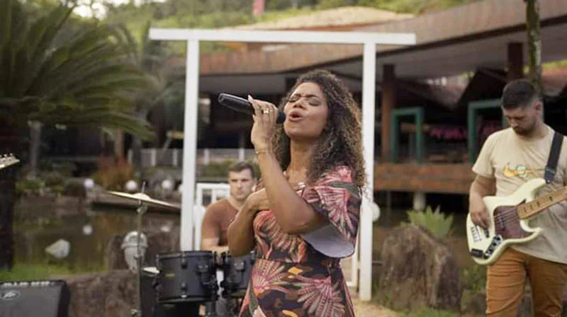 Cassy Oliveira lança clipe novo: “Santo Nome”