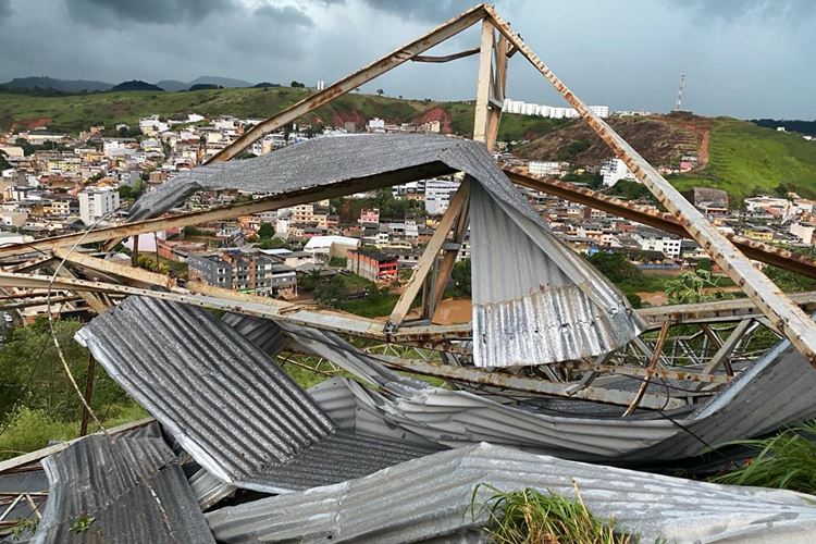 Tempestade faz estragos em diversos bairros de Muriaé