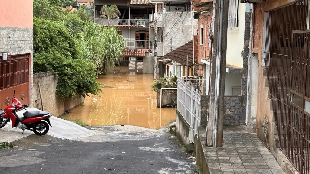 Após transbordar, águas do Meia Pataca começam a baixar