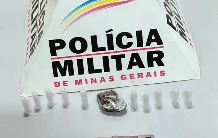 Mulher é detida vendendo drogas em praça de Além Paraíba