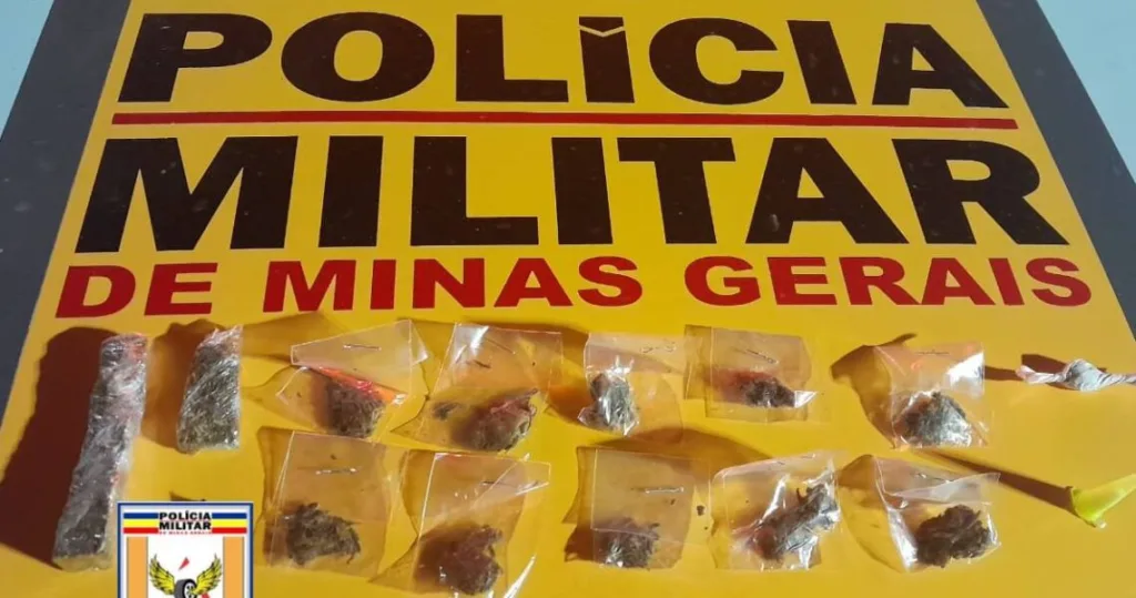 PMRv flagra motorista fumando maconha e drogas no veículo