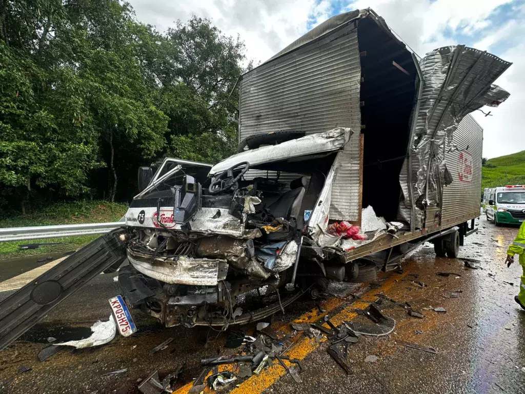 Acidente entre carreta e caminhão deixa feridos na BR-116