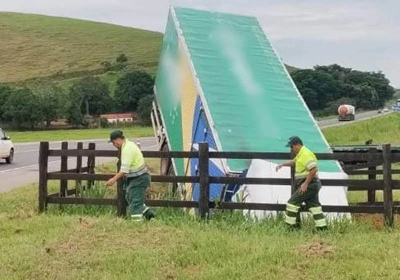 Ultrapassagem termina em acidente na BR-116, em Laranjal