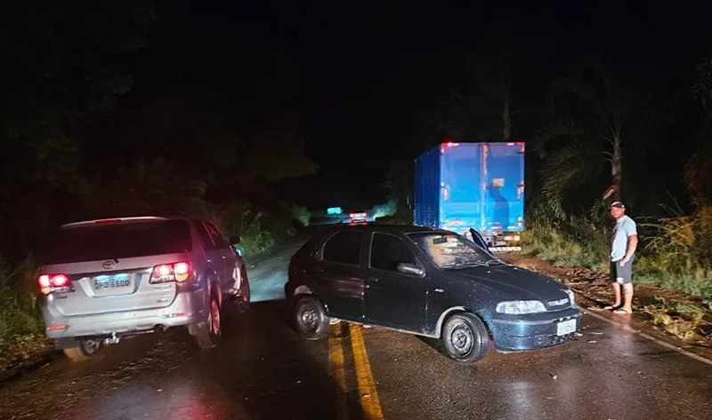 Caminhão e carro colidem na estrada próximo a Sobral Pinto