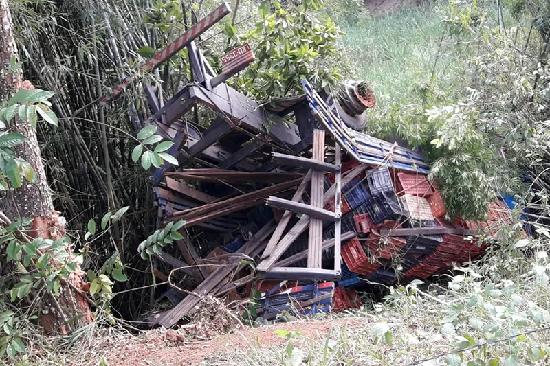 Carro e caminhão colidem na BR-120 entre Cataguases e Leopoldina