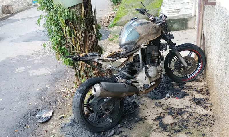 Fogo destrói motocicleta no Bairro Leonardo