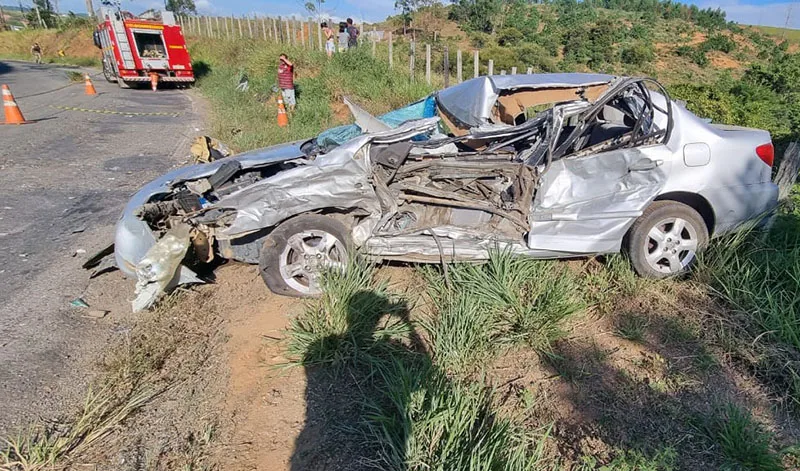 Acidente entre caminhão e carro deixa um morto em Piraúba