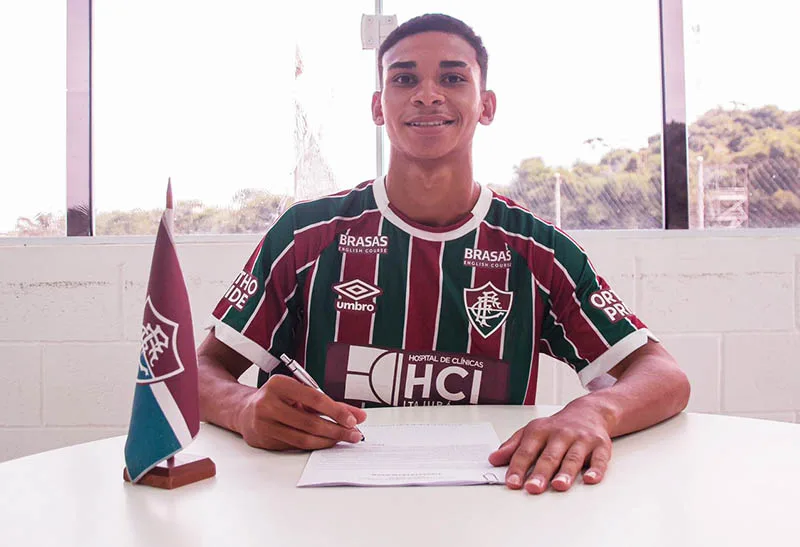 Zagueiro cataguasense renova contrato com o Fluminense até 2026