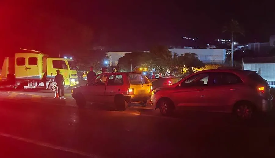 Carro atropela pedestre e é atingido por outro veículo em Leopoldina