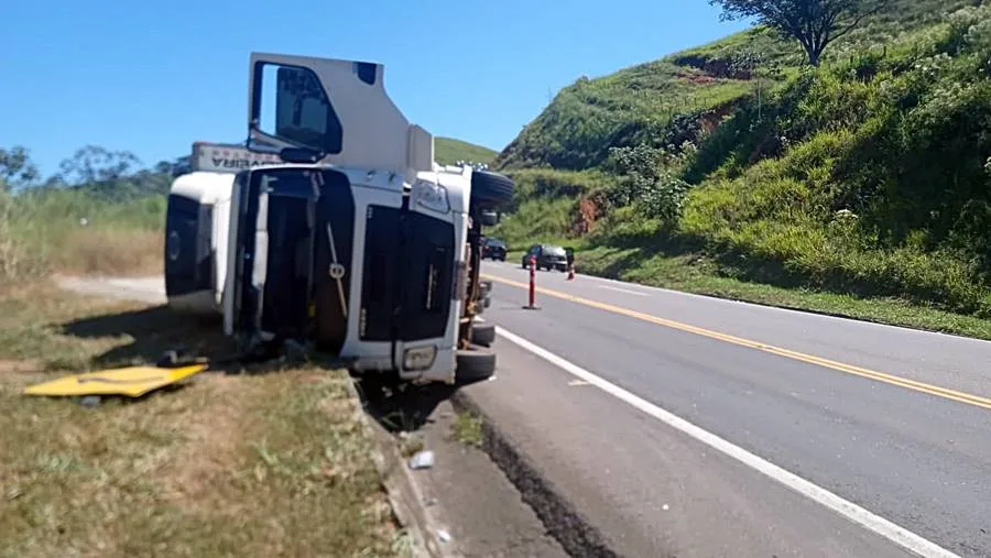 Carreta tomba na BR-116 entre Leopoldina e Além Paraíba