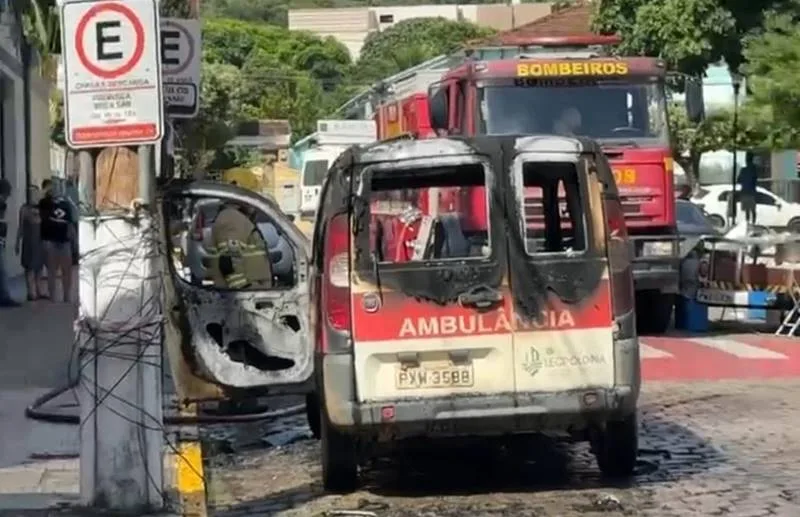 Ambulância pega fogo no Centro de Leopoldina