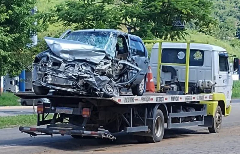 Homem morre após colisão entre carro e carreta, em Além Paraíba