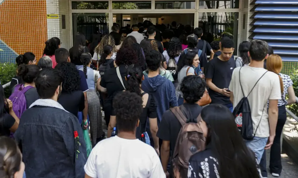 Pedidos de isenção da taxa do Enem podem ser feitos até sexta-feira