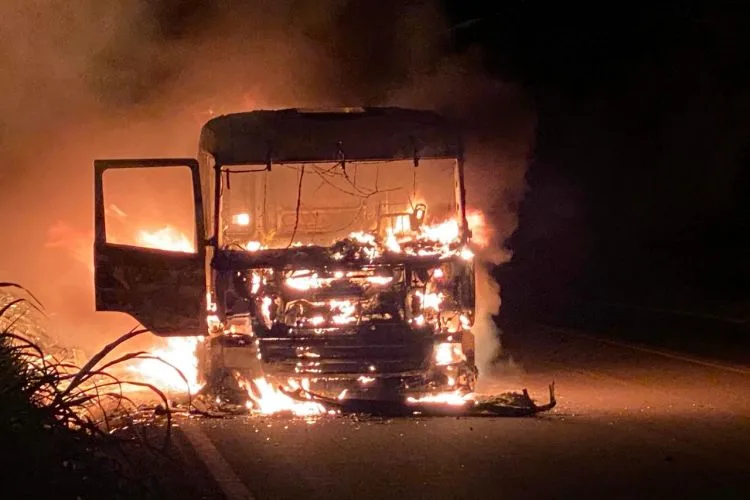 Carreta pega fogo na BR-356, na Serra de Pirapanema