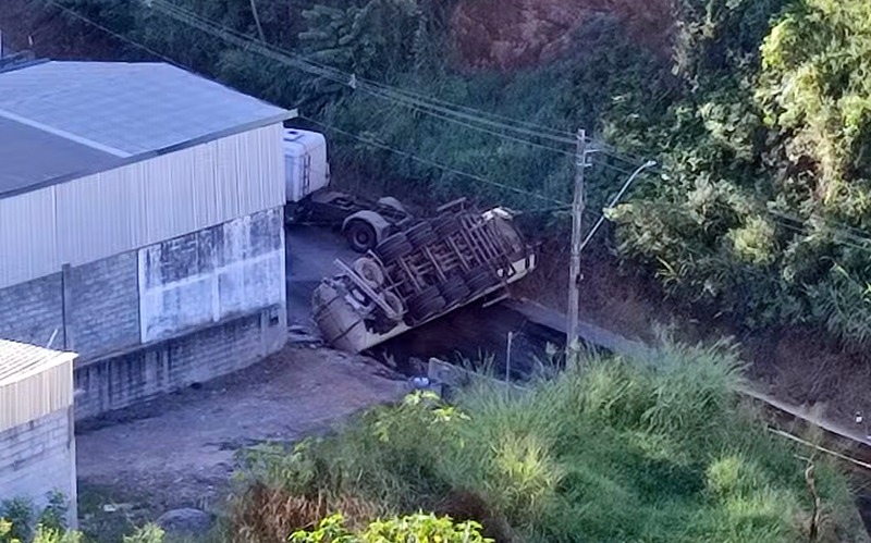 Caminhão tomba em Viçosa e provoca vazamento de combustível