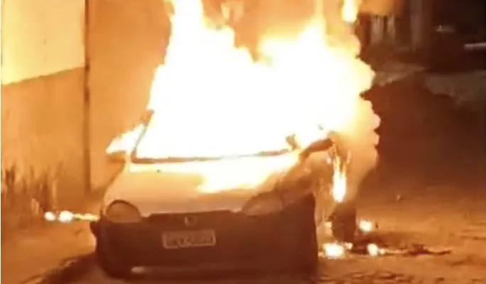 Mulher põe fogo no carro do marido após ser agredida em Bicas