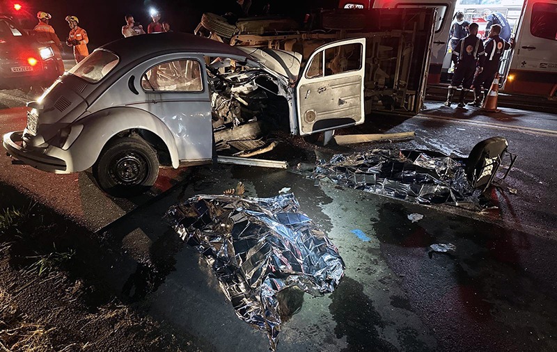 Acidente entre dois veículos deixa mortos e feridos em Leopoldina
