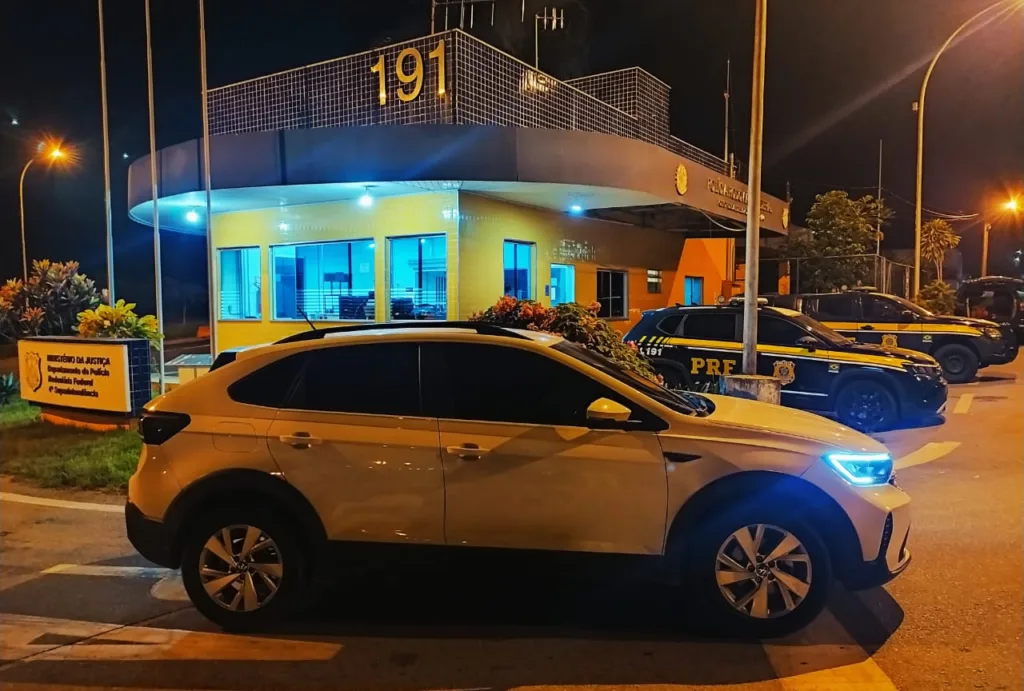 PRF recupera em Leopoldina carro roubado no Rio de Janeiro