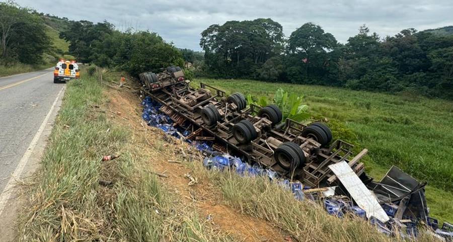 Carreta que saiu de Leopoldina tomba na MGC-265, em Mercês