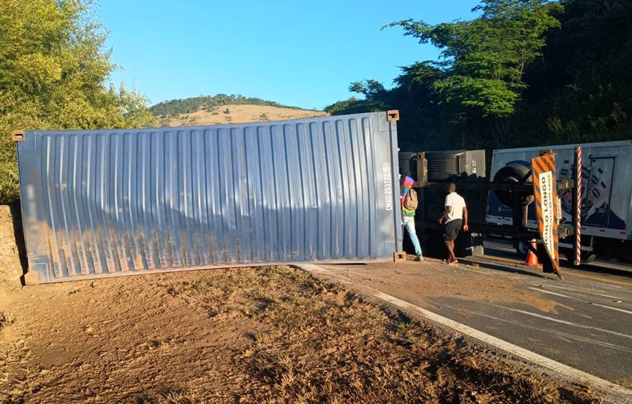 Carreta carregada com café tomba próximo à Serra da Vileta