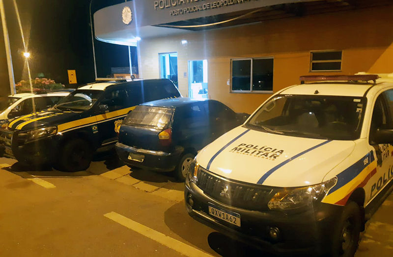 PRF e PM prendem dois homens transportando cocaína em Leopoldina