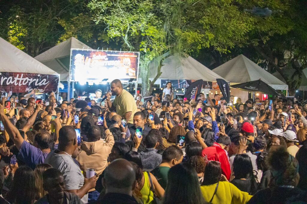 Conversa de Botequim tem show contagiante de Arlindinho