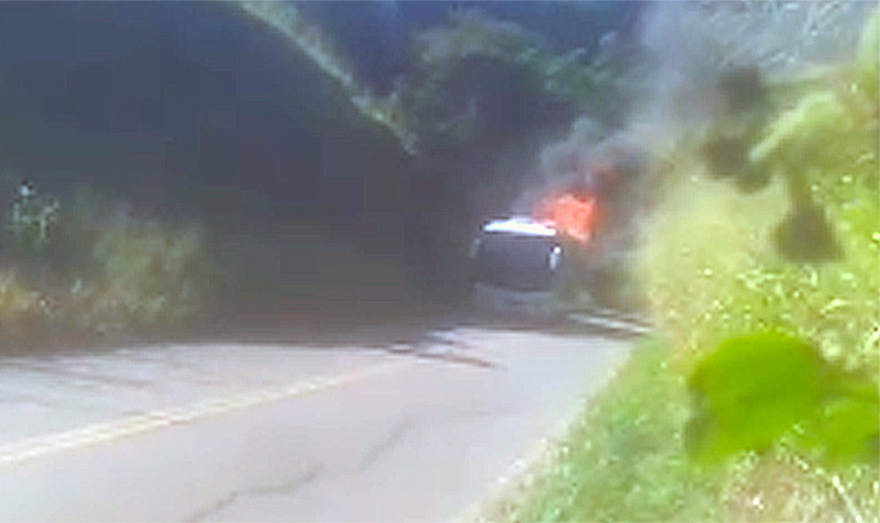 Ônibus pega fogo na