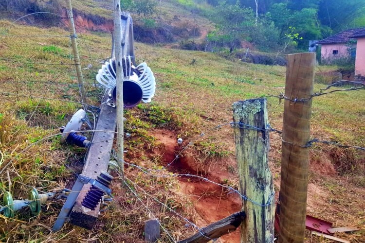 Bandidos derrubam poste e furtam cobre de transformador