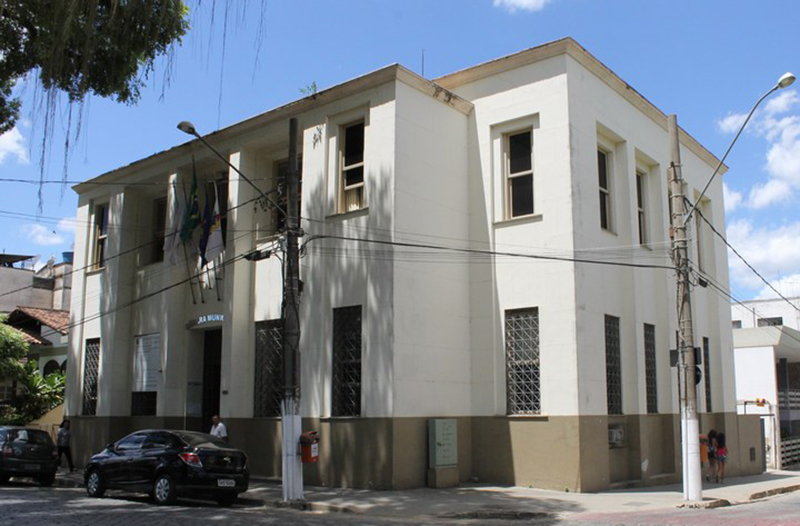 Câmara Municipal contrata empresa com base em lei revogada