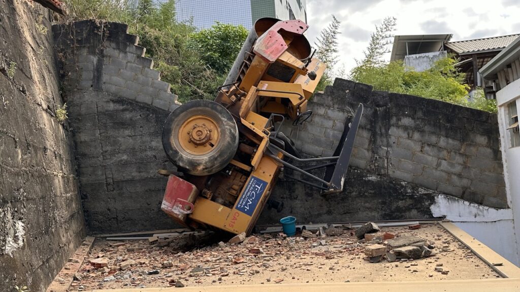 Rolo compactador cai sobre parte de residência no Bairro Menezes