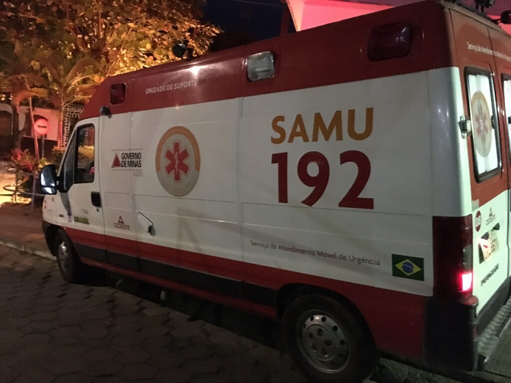 Mulher corre atrás de pedestres com uma faca, em Leopoldina