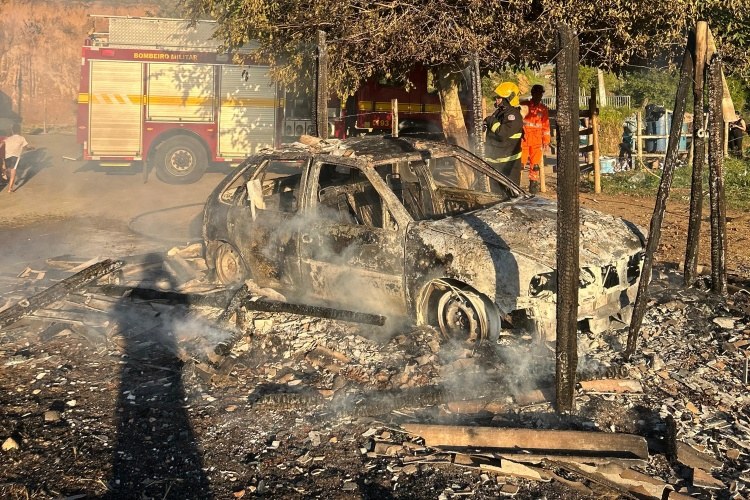 Incêndio destrói veículo dentro de garagem, em Miraí