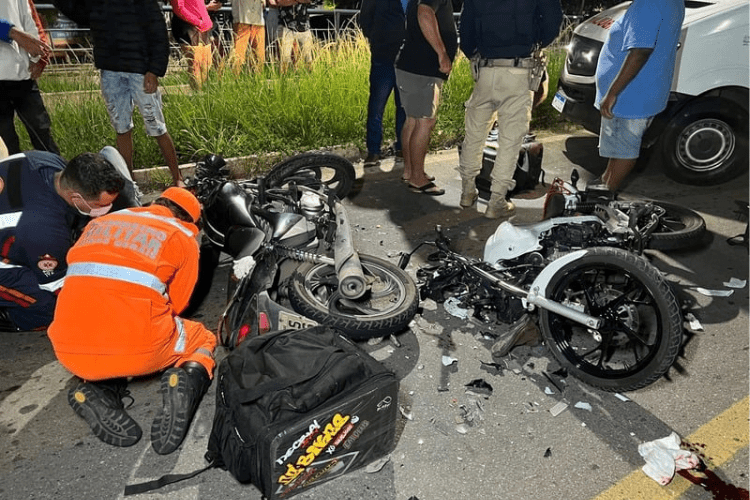 Motoboys ficam feridos após colisão de motos em Muriaé