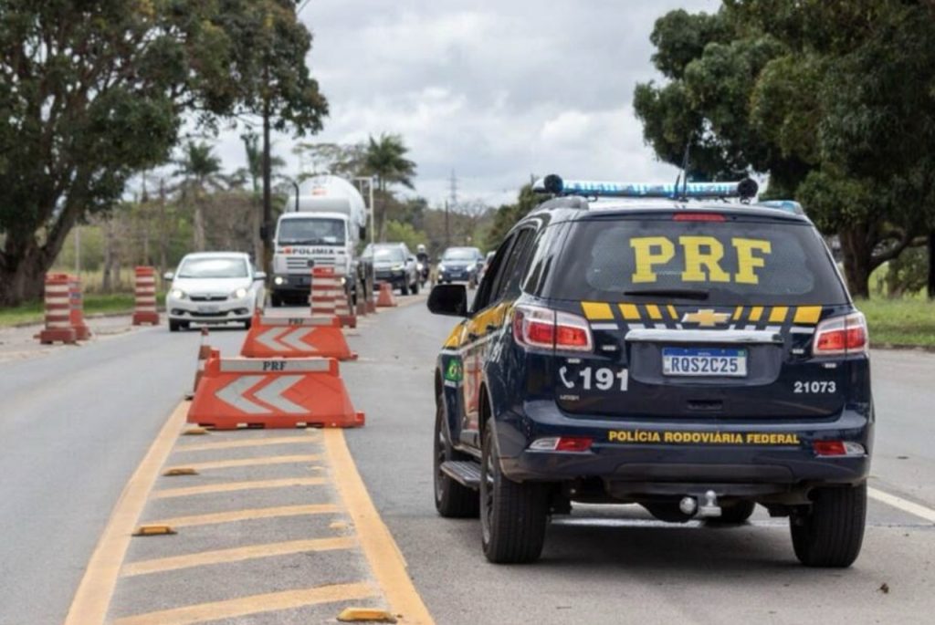 PRF fiscaliza mais de 400 veículos na região de Leopoldina