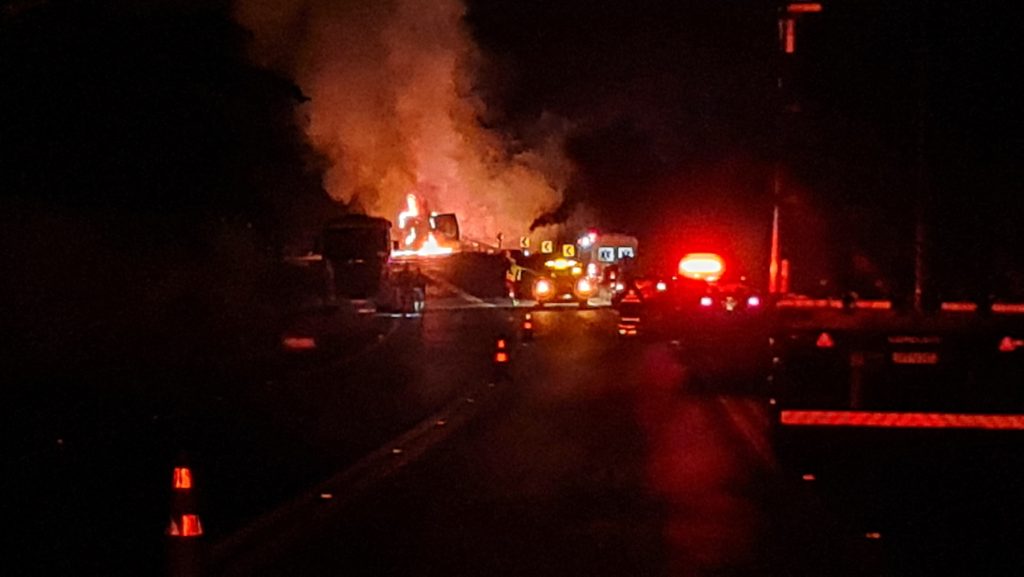 Carreta pega fogo após tombar na BR-116, em Leopoldina