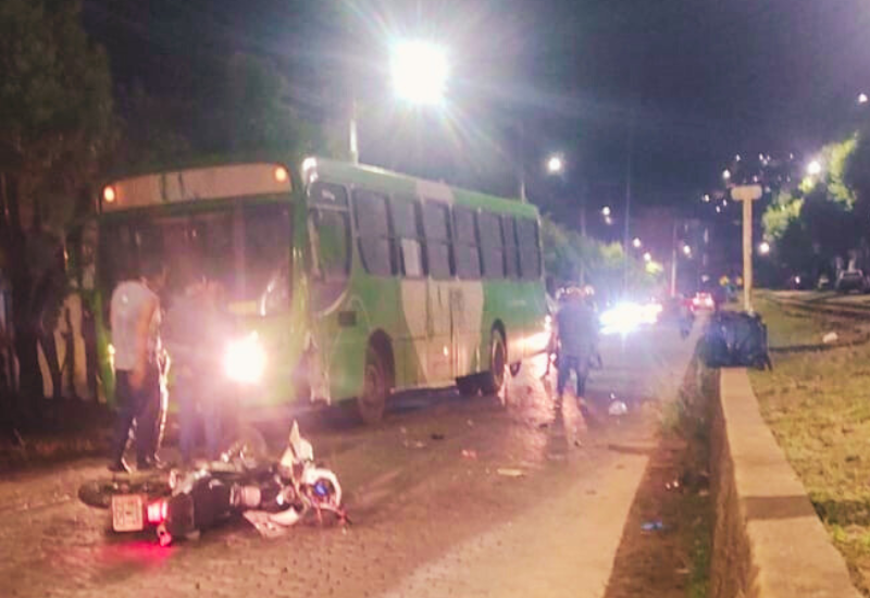 Moto e ônibus batem de frente na Avenida Astolfo Dutra
