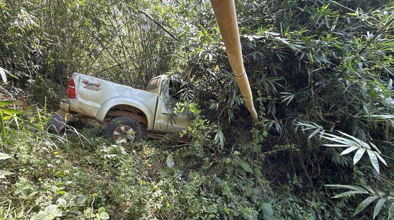Caminhonete capota em ribanceira na BR-120 em Leopoldina