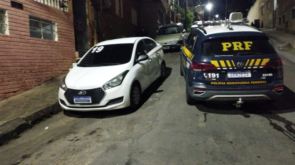 PRF e PM recuperam em Leopoldina dois veículos roubados no Rio de Janeiro