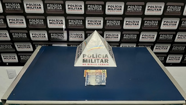 Taxista é ameaçado com foice e assaltado em Além Paraíba