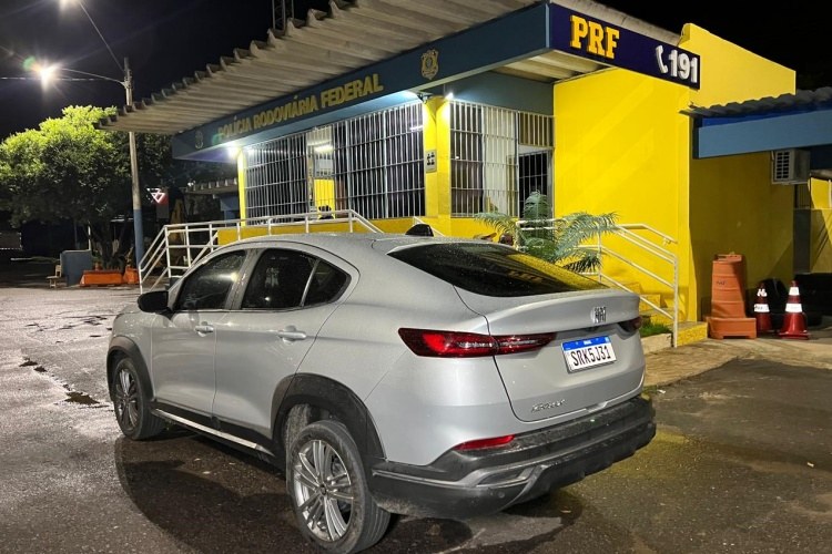 Carro clonado e com registro de furto é apreendido pela PRF, em Muriaé