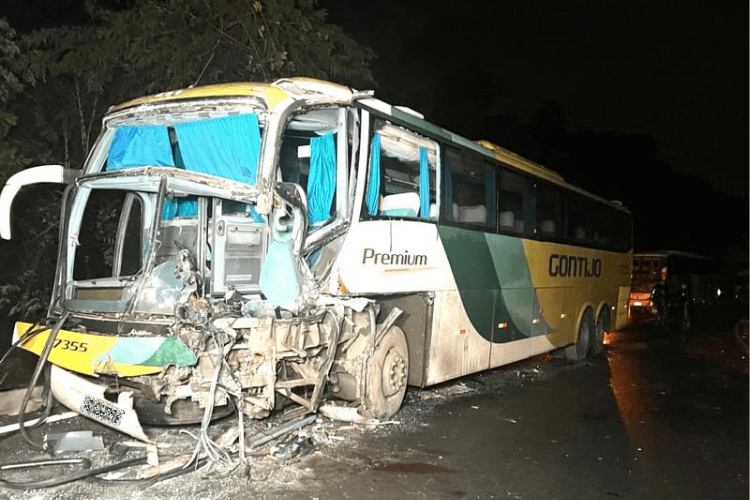 Acidente entre carreta e ônibus deixa feridos na BR-116, em Muriaé