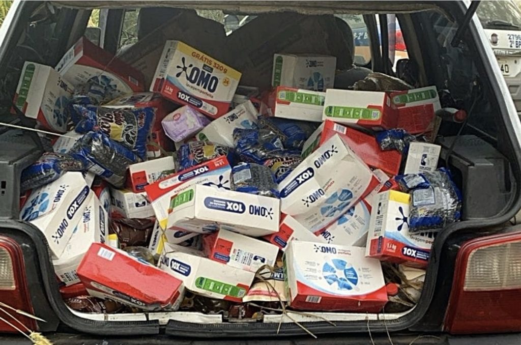 Carro com produtos saqueados na BR-267 é apreendido pela PM