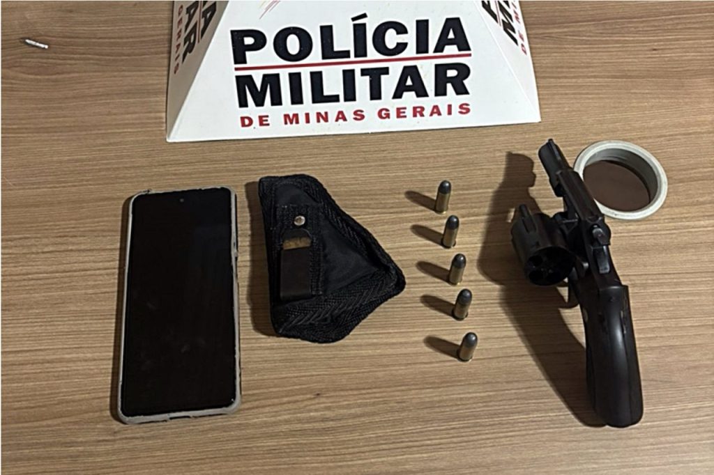 Passageiro de táxi é preso com revólver pela PM, em Recreio