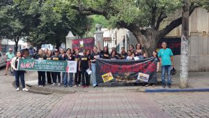 Professores fazem passeata contra